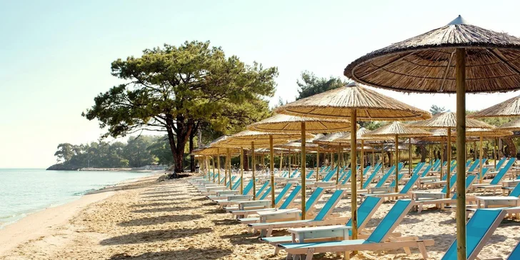Resort se pyšní bezprostřední blízkostí vyhlášené pláže Pachis, která je považována za jednu z nejkrásnějších na ostrově.