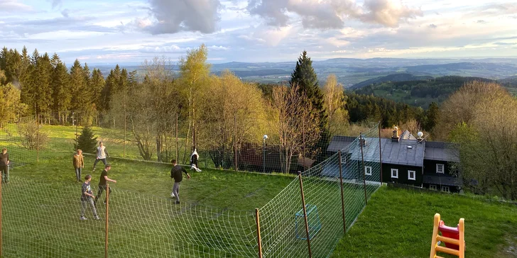 Je tu dětské hřiště a travnaté hřiště na míčové hry. Vybavení vám rádi půjčí.
