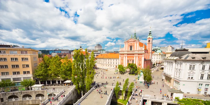 Na Prešerenovom námestí pretínajú riečku Ljubljanicu tri navzájom prepojené mosty, zvané skrátka Tromostovje. 