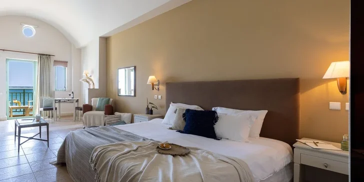 Všechny mají rozlohu přibližně 24 m² a jsou vybaveny klimatizací, TV, Wi‑Fi a minibarem.