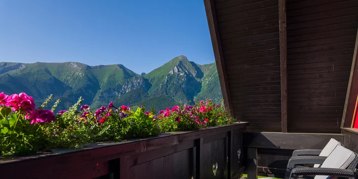 Z balkóna budete mať nádherný výhľad na Belianske Tatry (Apartmán Chalet Strachan Muráň)