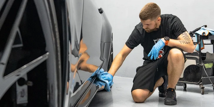 Vyberete si z 20minutového čištění ozonem nebo mytí exteriéru s tekutými stěrači. 