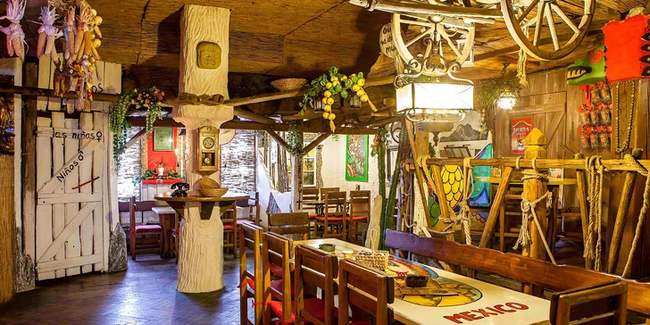 Posedět můžete v hlavní části restaurace nebo ve sklepní aztécké jeskyni.