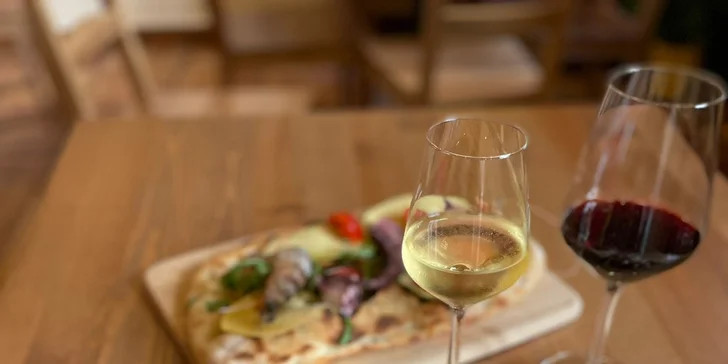 Pinsa Romana je starší sestrou známější pizzy, vyznačuje se křupavým povrchem a vláčnou střídkou a je vyrobena ze směsi vysoce kvalitní pšeničné, rýžové a sójové mouky a olivového oleje. 