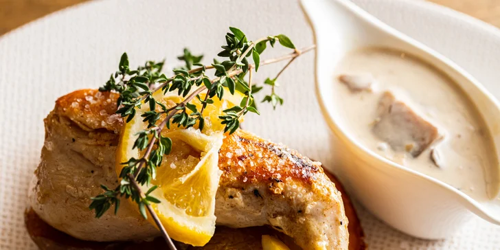 Grilované citrónovo-tymiánové kuracie prsia Sous-vide s opekanými baby zemiakmi, krémová hríbová omáčka