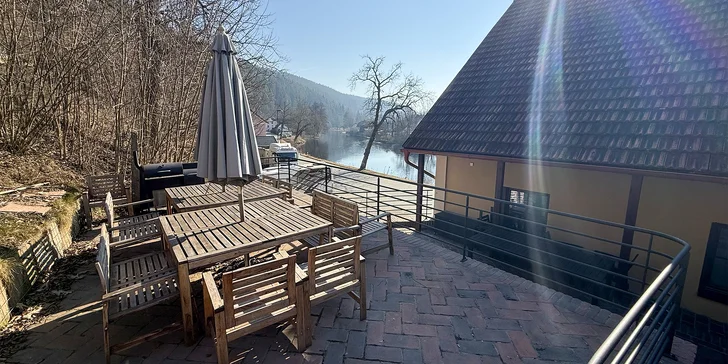 Využívat můžete také zahradní terasu s krásným panoramatickým výhledem na starobylý hrad Rožmberk, který se majestátně rozléhá nad řekou Vltavou.