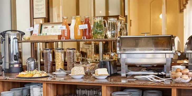 Hotelová restaurace nabízí speciality české a mezinárodní kuchyně včetně dietních jídel.