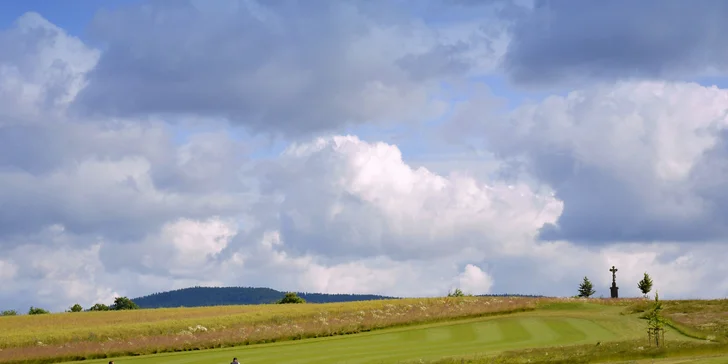 Golfové hřiště má devět jamek.