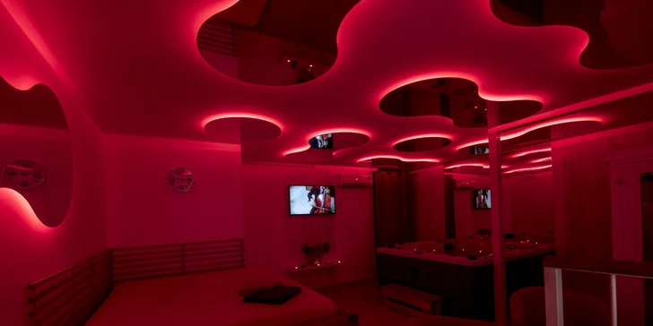 Romantickou atmosféru navodí krb, svíčky a vonné aroma. 