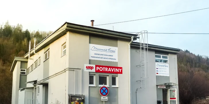 Koľajisko Minimodel Europa sa nachádza na 1. poschodí nad predajňou potravín. Pred budovou je parkovanie zadarmo.