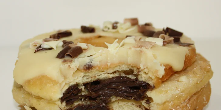 Cronut s nugátovou náplní také stojí za ochutnání. 