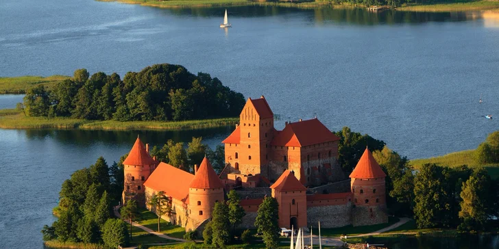 Trakai - jediný vodný hrad východnej Európy bol vystavaný z červených pálených tehál v 1. polovici 14. storočia na obranu proti Rádu nemeckých rytierov.