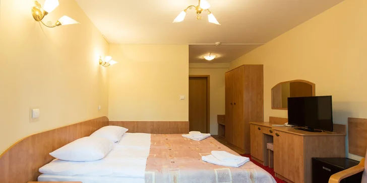 K dispozici budete mít pohodlné postele, koupelnu se sprchou, TV a Wi-Fi, set na přípravu kávy a čaje a vlastní balkon. 