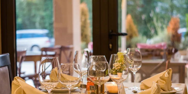 Restaurace bude vyzdobena krásnými ubrusy a hořícími svíčkami. 