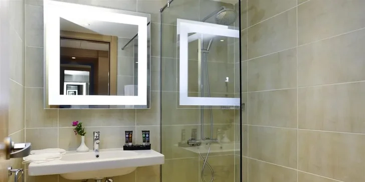 Na ubytování nechybí koupelna se sprchou a toaletou, klimatizace, minibar (denně doplňován vodou) a set na přípravu kávy a čaje.