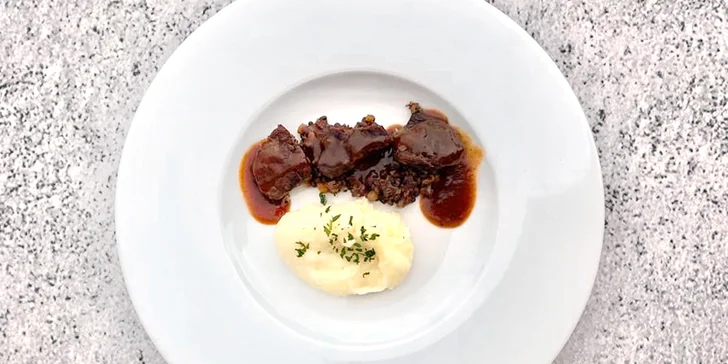Hlavní chody budou dva. Tím prvním jsou vepřová líčka na medu a zázvoru, druhým pak hovězí miniburger se slaninou.