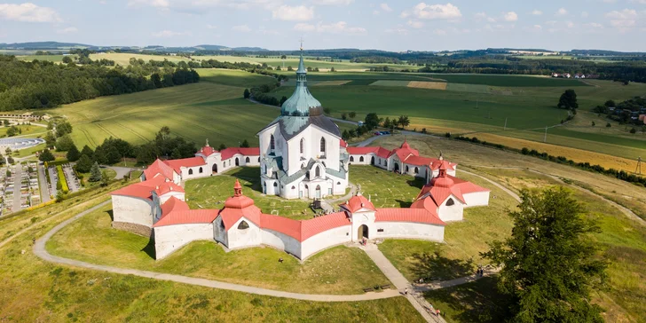 Poutní kostel na Zelené hoře je architektonickou památkou zapsanou na seznamu UNESCO – stojí určitě za návštěvu a budete ho mít nedaleko.