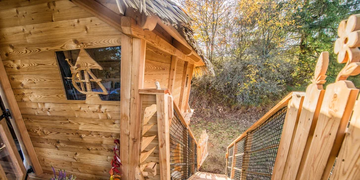  Kvôli bezpečnosti je po stranách schodiska k domčeku natiahnutá sieť.
