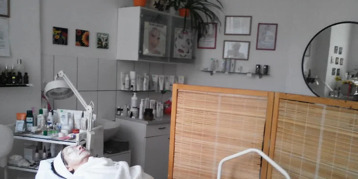  Do parády si vás vezme profesionální kosmetička, která vám rozjasní tvář a vyhladí povrch pleti i vrásky. 