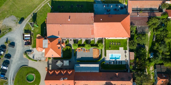 V areálu je venkovní bazén, do kterého máte v sezóně neomezený vstup.