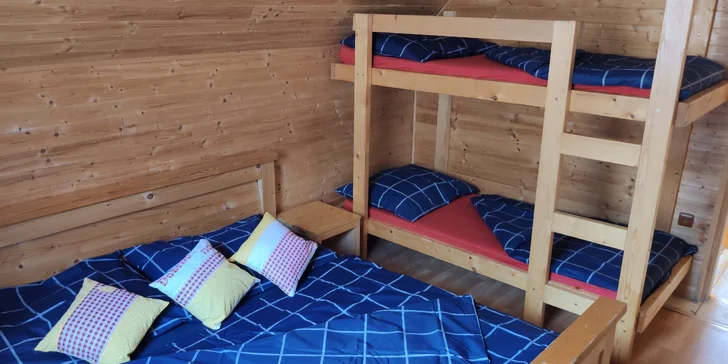 Chata je dvoupodlažní. V každém patře jsou pokoje a skříně na oblečení.