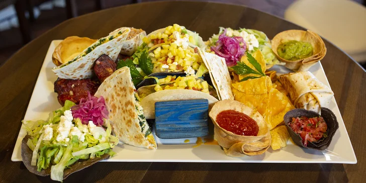 Mexická hostina pro 2 osoby: plato plné specialit, fazolová polévka a dezert