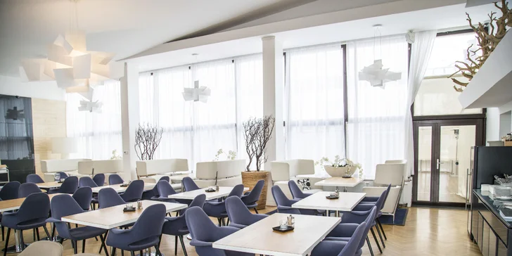 Hotelová restaurace se specializuje na moderní gastronomii, ale připravuje i klasická česká jídla.