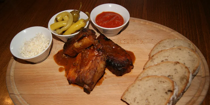 V menu dále bývají třeba vepřová žebra na medu a pivu, hovězí steak s pepřovou omáčkou nebo burgery.
