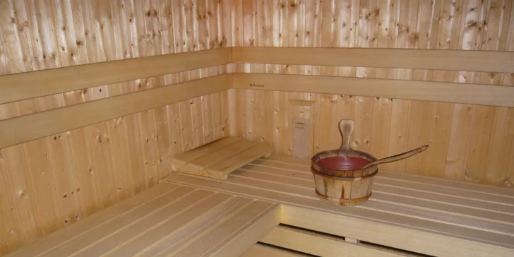 Přímo v hotelu můžete relaxovat v sauně, vlézt si do vířivky (1 hodinu máte v ceně) nebo si třeba zahrát kulečník či šipky. 