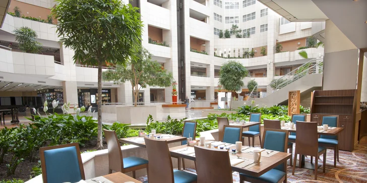 Café & Bistro na vnitřní terase je ideální místo na snídaně nebo kávu a zákusek.