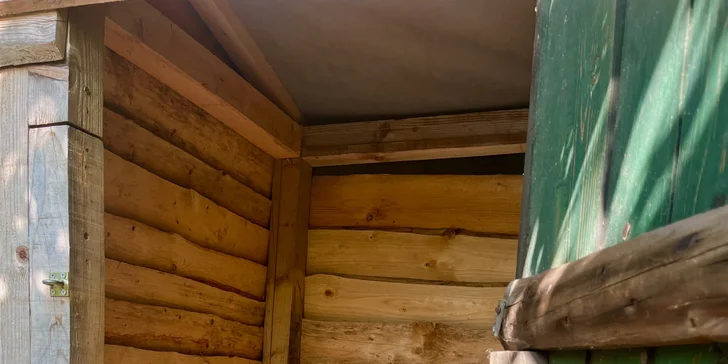 Venku je toaleta a také sprcha s dešťovou vodou. 