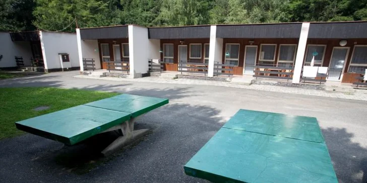 Areál nabízí i sportovní vyžití – stolní tenis, hřiště na míčové hry, ruské kuželky. Za příplatek vám také půjčí gril.