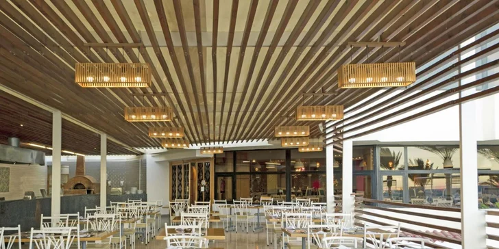  Hlavní restaurace nabízí bufetové snídaně, a to i pozdní, obědy a večeře s tematickými kulinářskými večery. 