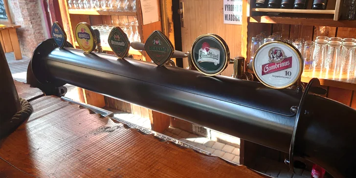 Na čepu je Pilsner Urquell, Gambrinus, Bernard i Birell, dát si tu můžete ale třeba i osvěžující limonády. 