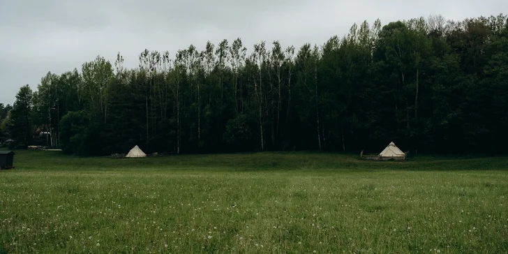 Glamping U Lesa nájdete na úpätí Orlických hôr.
