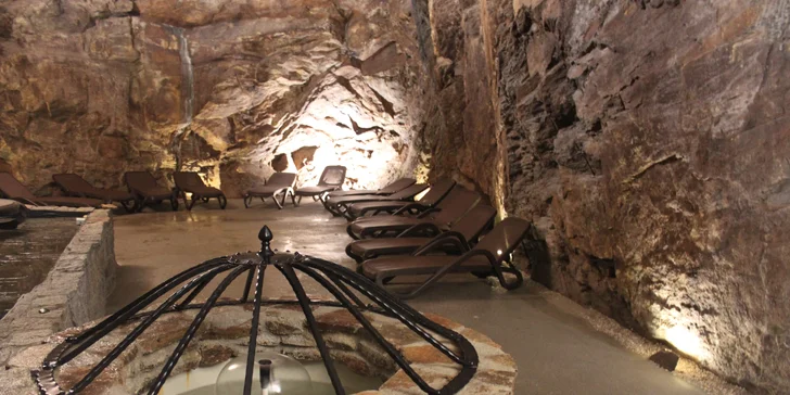 Čeká vás také speleoterapie v přírodní hotelové jeskyni.