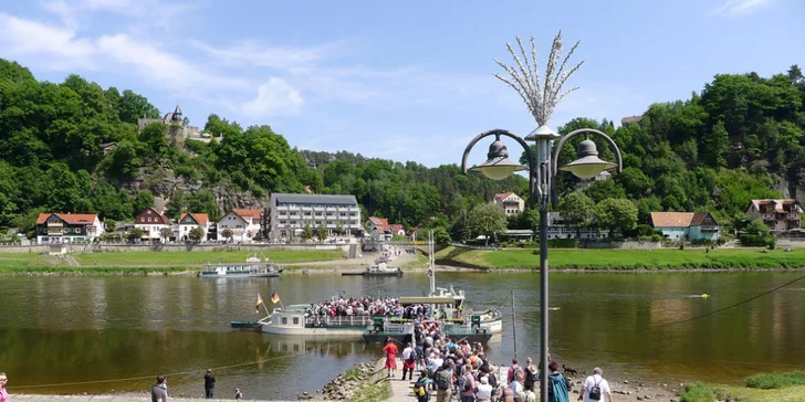 Přívoz v Rathenu 100 m od přístaviště nepřetržitě převáží turisty v obou směrech.