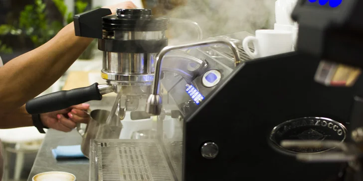 S pomocí tohoto všeho si zkusíte připravit espresso a cappuccino.