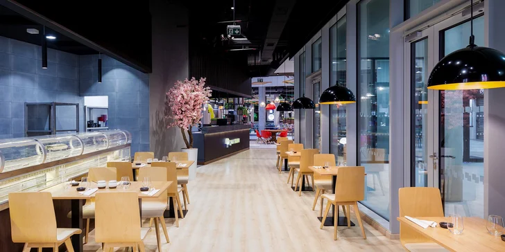 Na 2 hod. usednete vedle pásů, které kolem vás budou neustále posouvat nejrůznější sushi rolky, ovoce, zákusky i maso a další dobroty. 