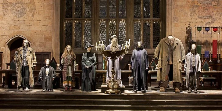 Program zahájíte návštěvou filmových ateliérů Warner Bros. Studio, kde se seznámíte s fantastickým světem Harryho Pottera. 