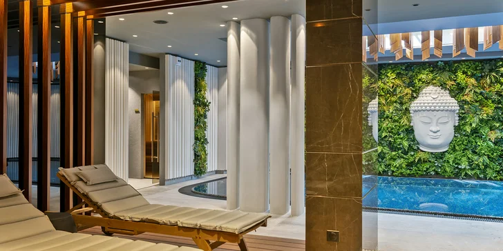 Ve wellness je bazén, sauna a turecká lázeň hammam. 