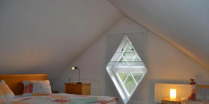  Samozřejmostí je také koupelna se sprchovým koutem a dvěma umyvadly. Apartmán má oddělenou toaletu.