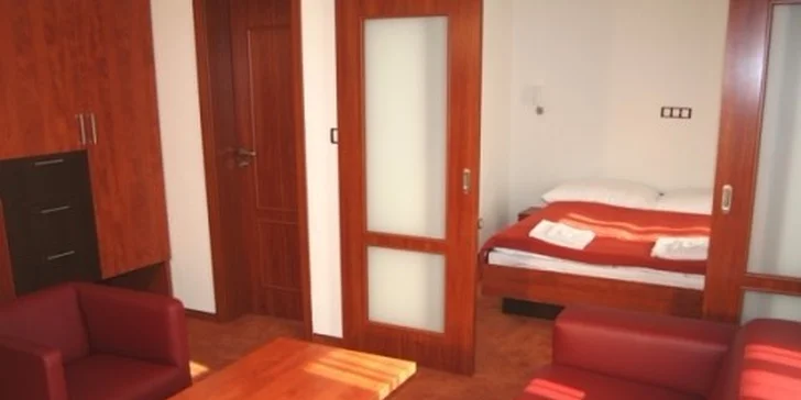 V pokojích nechybí trezor ani minbar.