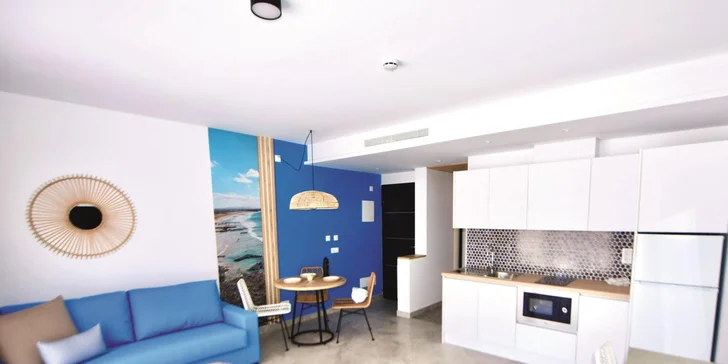 Každý apartmán disponuje moderním kuchyňským koutem, individuálně ovladatelnou klimatizací, televizí a Wi‑Fi připojením. 