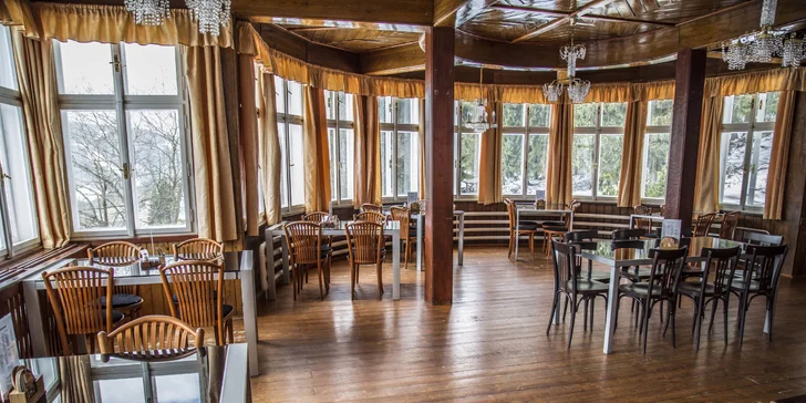 V restauraci si vychutnáte české speciality, maso z grilu či palačinky a lívance.