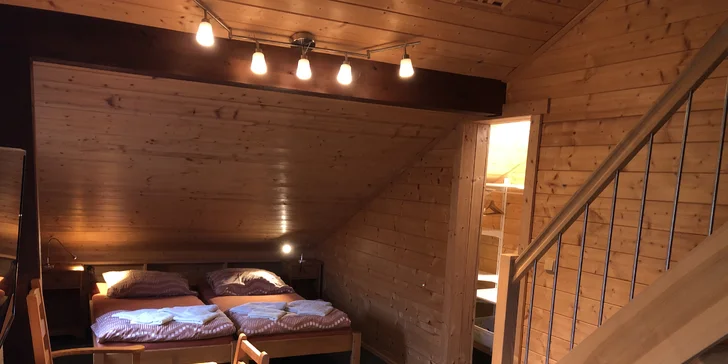 Apartmány mají samostatný vchod a nabízí spaní na dvou manželských postelích, z nichž jedna je v patře.