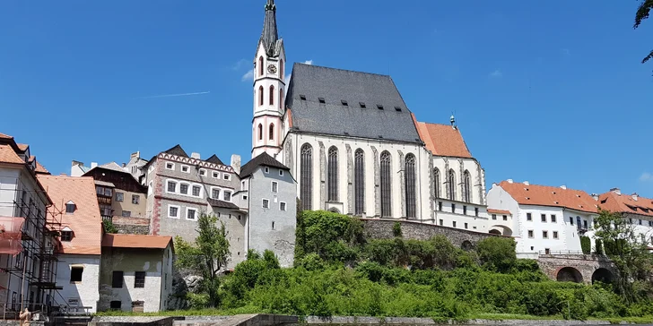 Přijedete do Českého Krumlova, kde necháte zaparkovaný vůz na parkovišti u pivovaru Eggenberg. 