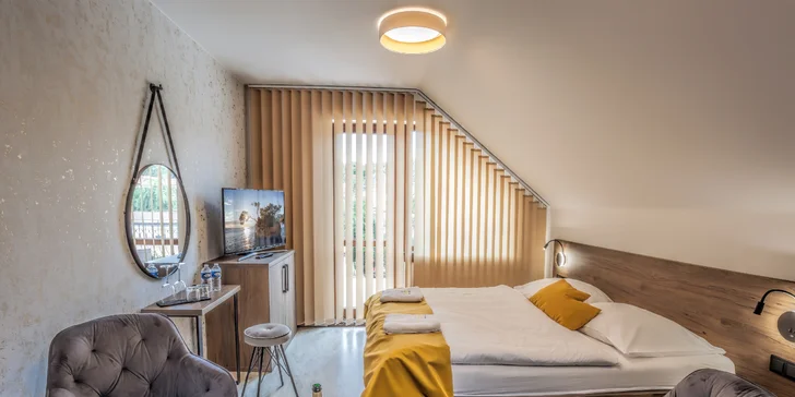 Ubytujete sa v modernom izbe alebo apartmáne s TV a Wi-Fi pripojením.