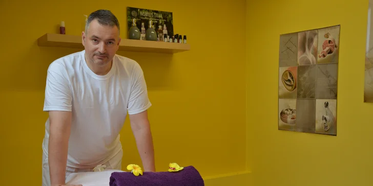 Masírují se vzpřimovače páteře, trapézy, hýžďové svaly, nohy zezadu a v případě potřeby nohy zepředu.