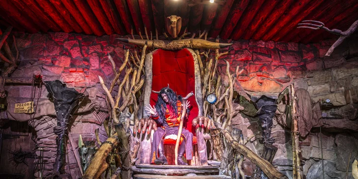 Výzdoba vás nenechá na pochybách, kdo to tady má pod palcem – samotný Lucifer.
